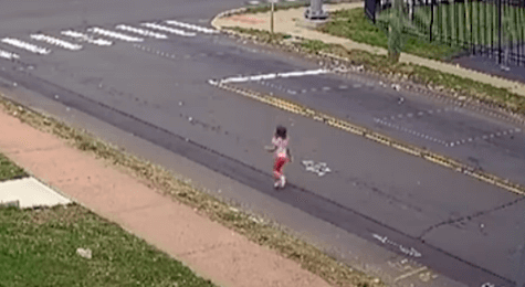 Парикмахеры выскочили на улицу, чтобы поймать бежавшую по дороге девочку