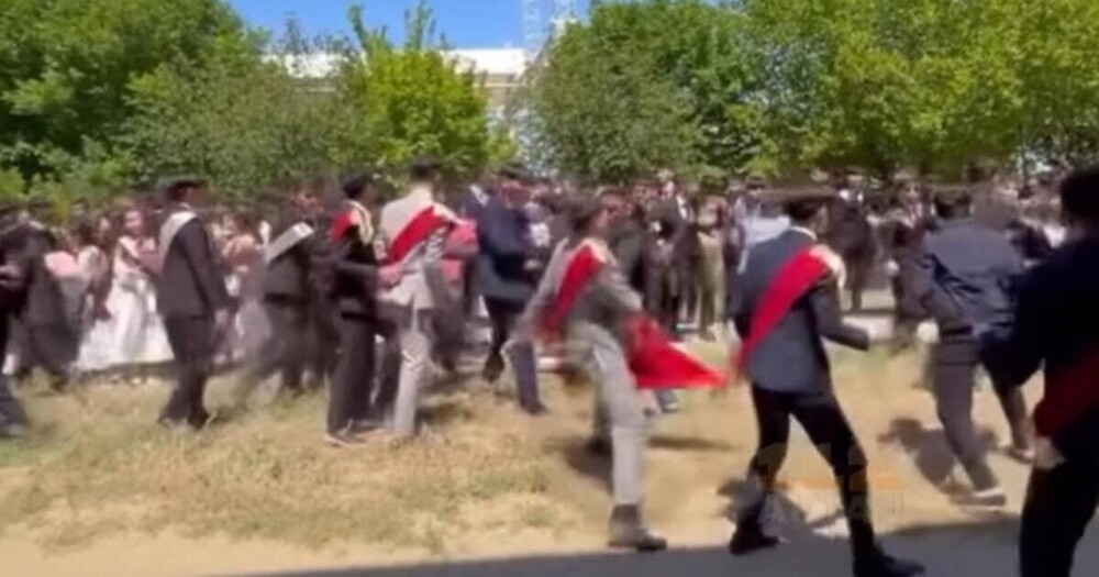 В Казахстане выпускники школы устроили массовую драку