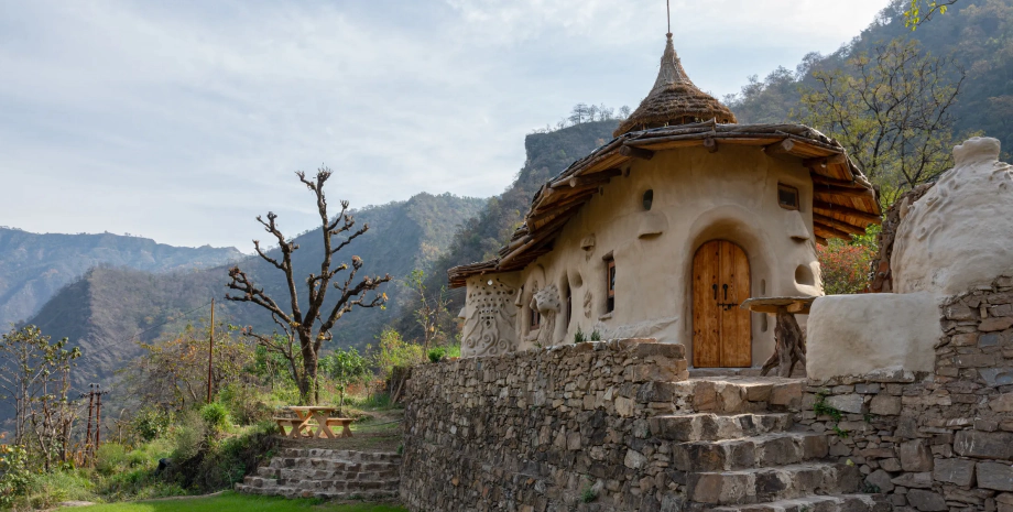 Помогали туристы: братья построили в горах дом 