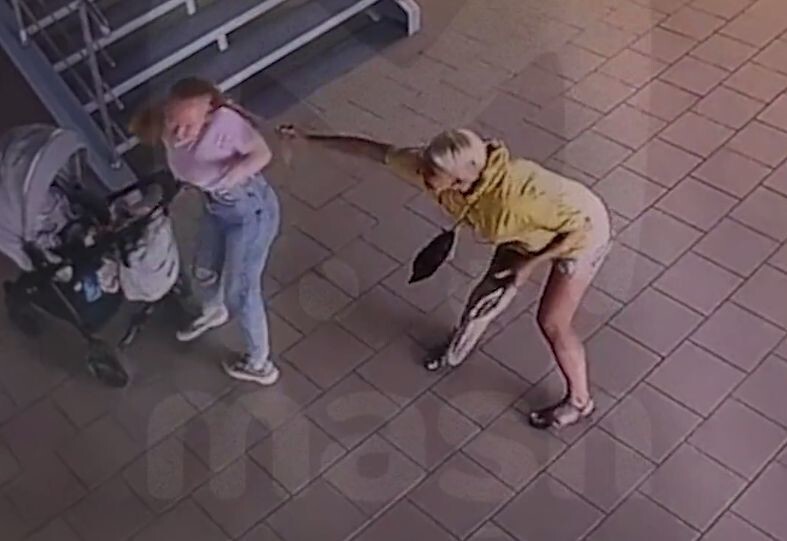 В Петербурге агрессивная женщина напала на мать с ребёнком — незнакомка дернула девушку за волосы и убежала