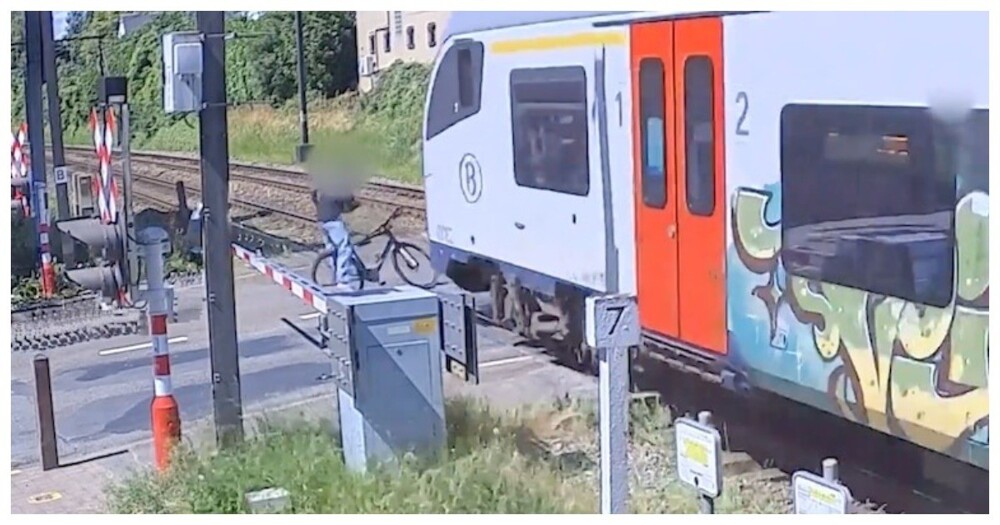 Велосипедист чуть не попал под поезд
