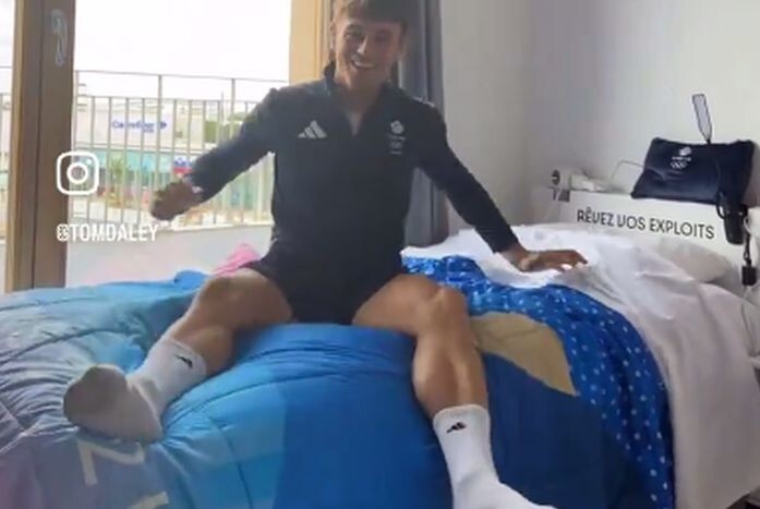 Власти Франции разместили спортсменов на картонных кроватях
