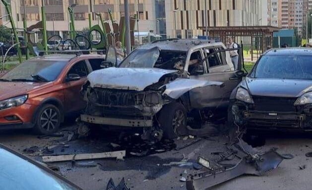 В Москве взорвался автомобиль с двумя людьми в салоне