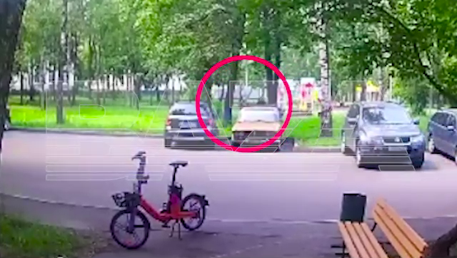 В Москве неадекватный мужчина попытался посреди бела дня похитить младенца