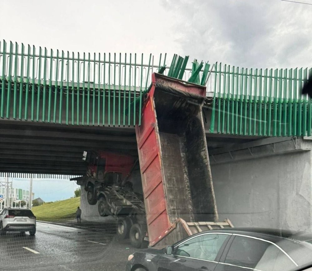 Водитель забыл опустить кузов и врезался в мост