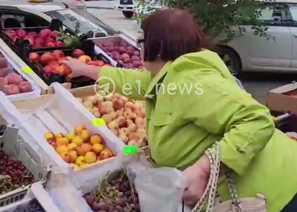 В Екатеринбурге пенсионерки разобрали брошенные мигрантами фрукты и овощи