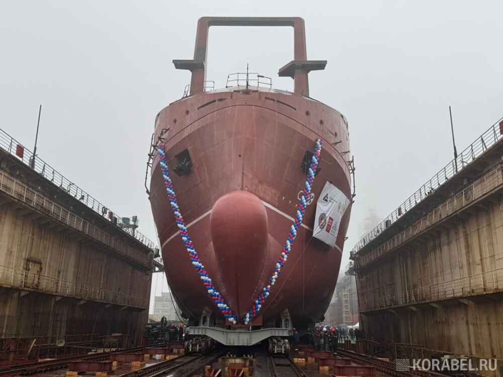 Самый крупный из ныне строящихся траулеров спущен на воду