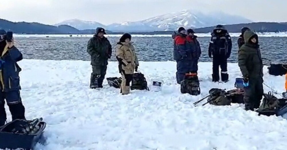 "Улов дороже": часть рыбаков отказалась эвакуироваться с дрейфующей в Охотском море льдины