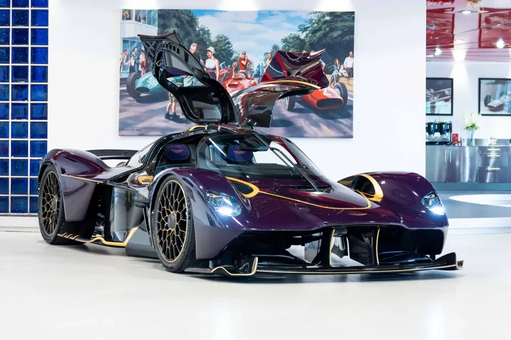 Купе Aston Martin Valkyrie с собственным именем и золотой отделкой выставили на продажу