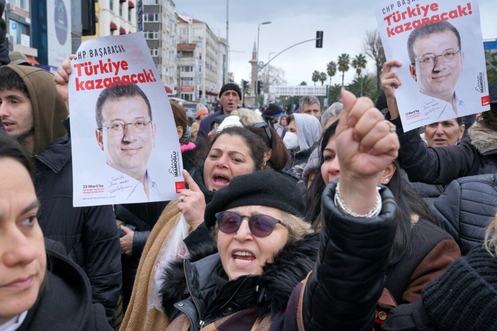 "Кто не скачет, тот Тайип!": в Турции после задержания мэра Стамбула начались массовые протесты