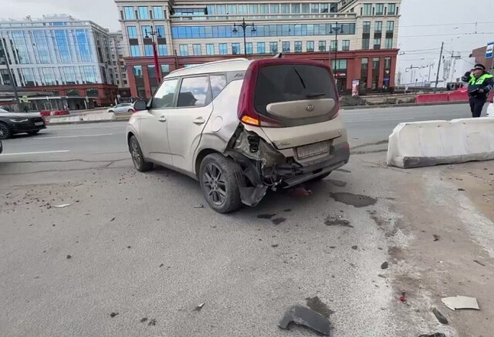 Устроил ДТП, скрылся, приехал в автосервис и размахивая пистолетом требовал срочно всё починить и покрасить