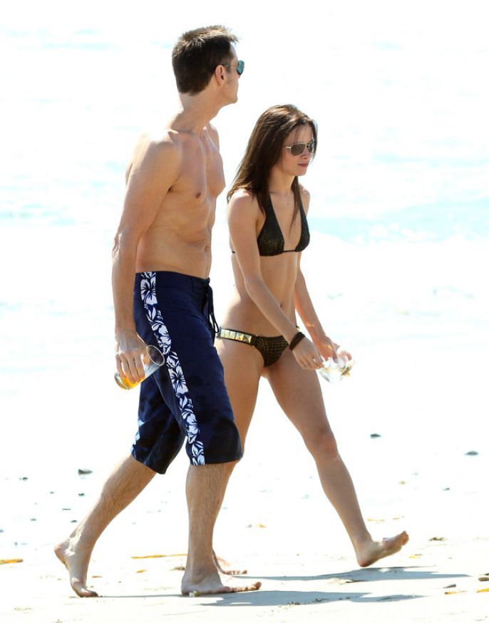 Jim Carrey and his beautiful girl walk the beach 