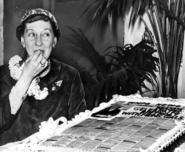Mamie Eisenhower with a newspaper cake