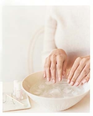 Use ice water to dry your nails in three minutes.