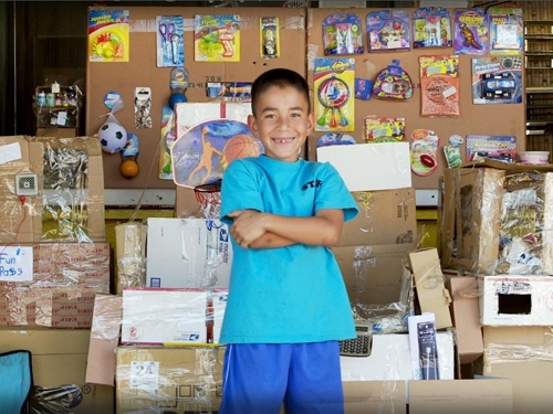 Kid builds an elaborate arcade out of cardboard boxes 