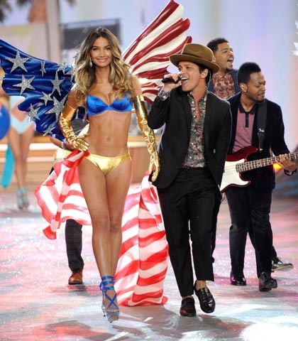 Photo Highlights the Victoria's Secret Fashion Show 2012