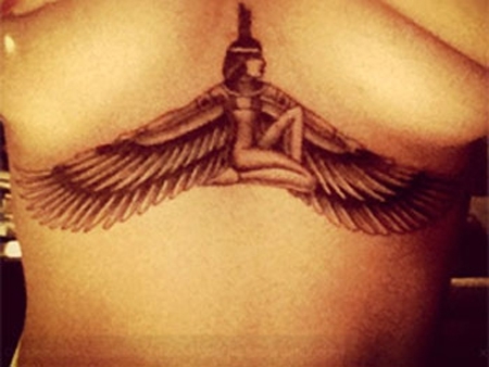 Rhianna gets chest tattooed to honor grandmother 