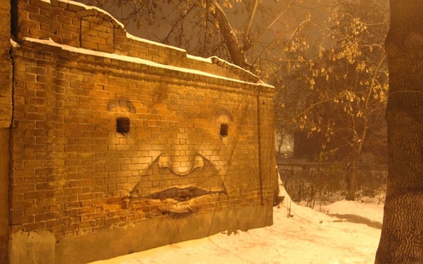 Russian Graffiti Artist Turns Buildings Into Giant Characters 