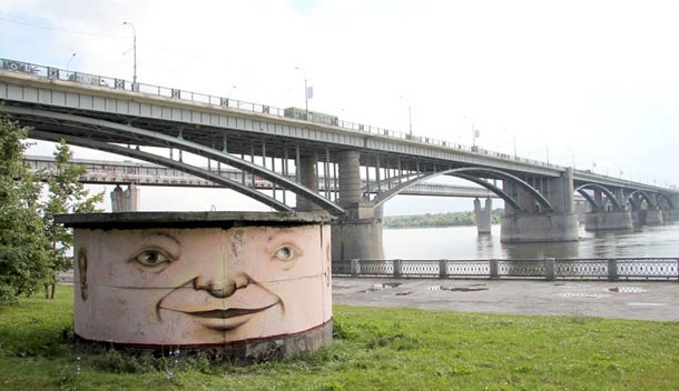 Russian Graffiti Artist Turns Buildings Into Giant Characters 