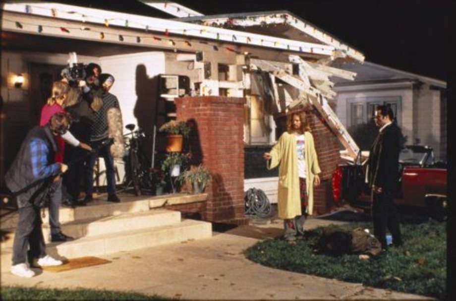 Behind the scenes on set of ‘Pulp Fiction’ 