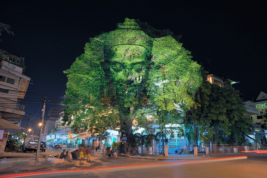 Haunting 3D Projections on Trees by Clement Briend 