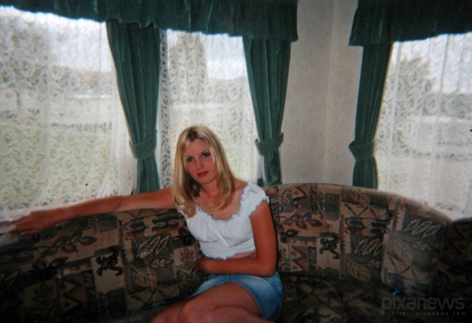 britney spears double, michaela weeks, sitting on couch