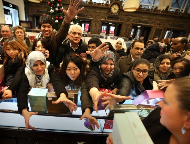 Boxing Day Bargain Hunters in Britain 2012