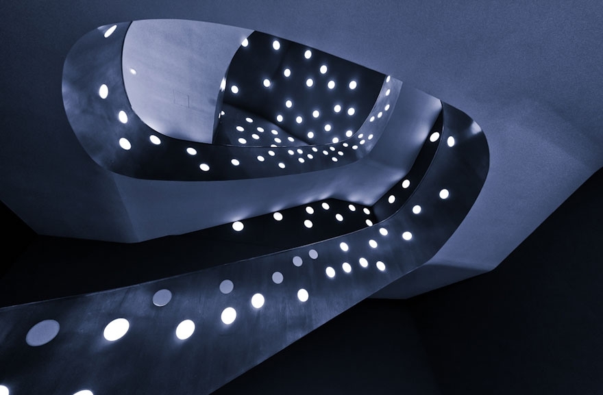 20 Mesmerizing Examples of Spiral Staircase Photography