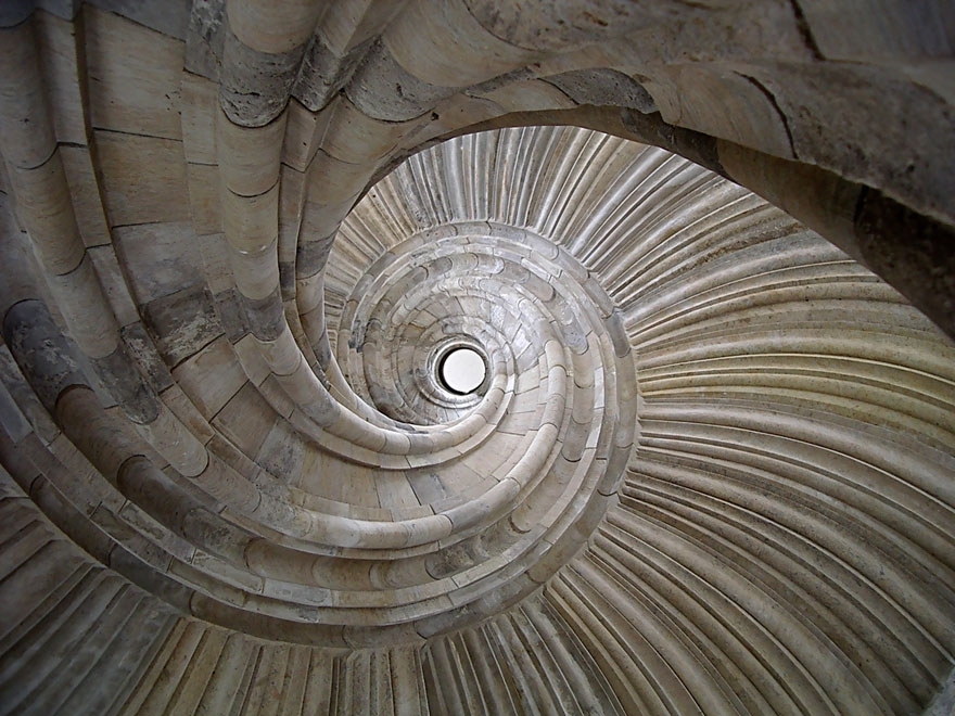 20 Mesmerizing Examples of Spiral Staircase Photography