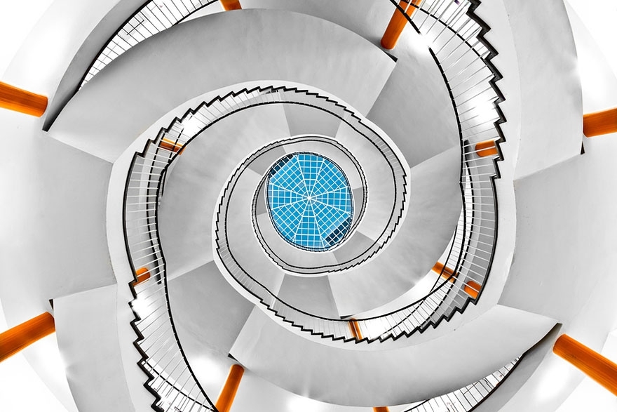 20 Mesmerizing Examples of Spiral Staircase Photography