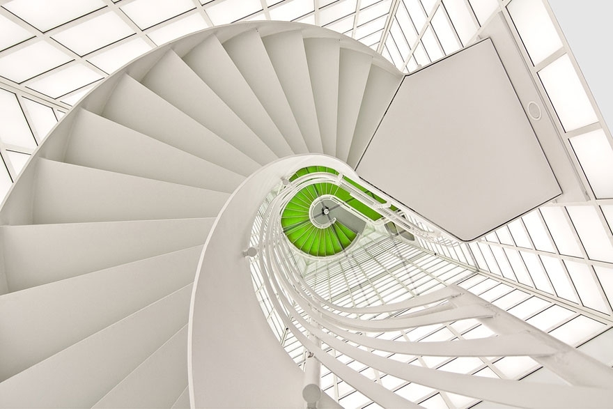 20 Mesmerizing Examples of Spiral Staircase Photography