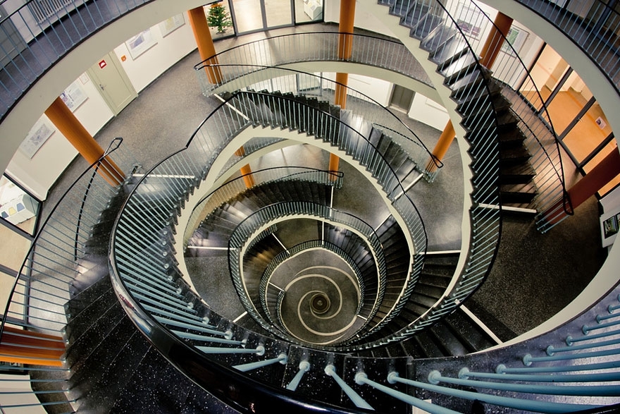 20 Mesmerizing Examples of Spiral Staircase Photography