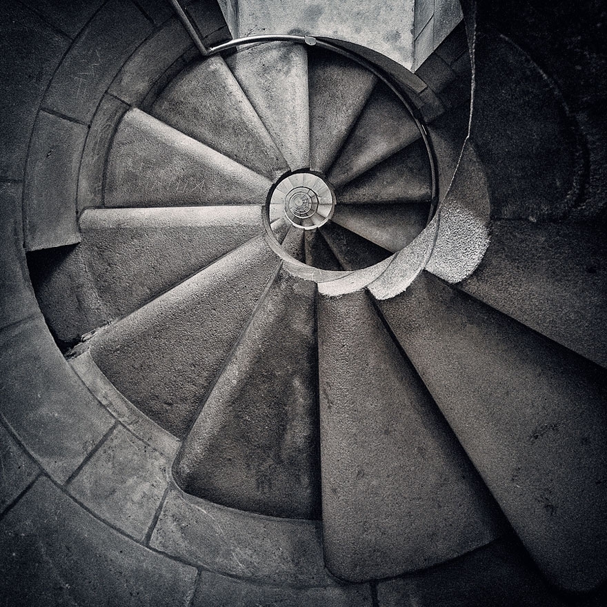 20 Mesmerizing Examples of Spiral Staircase Photography