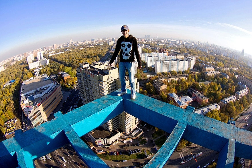 Skywalkers in Russia. Enough to Make your heart pump in your chair