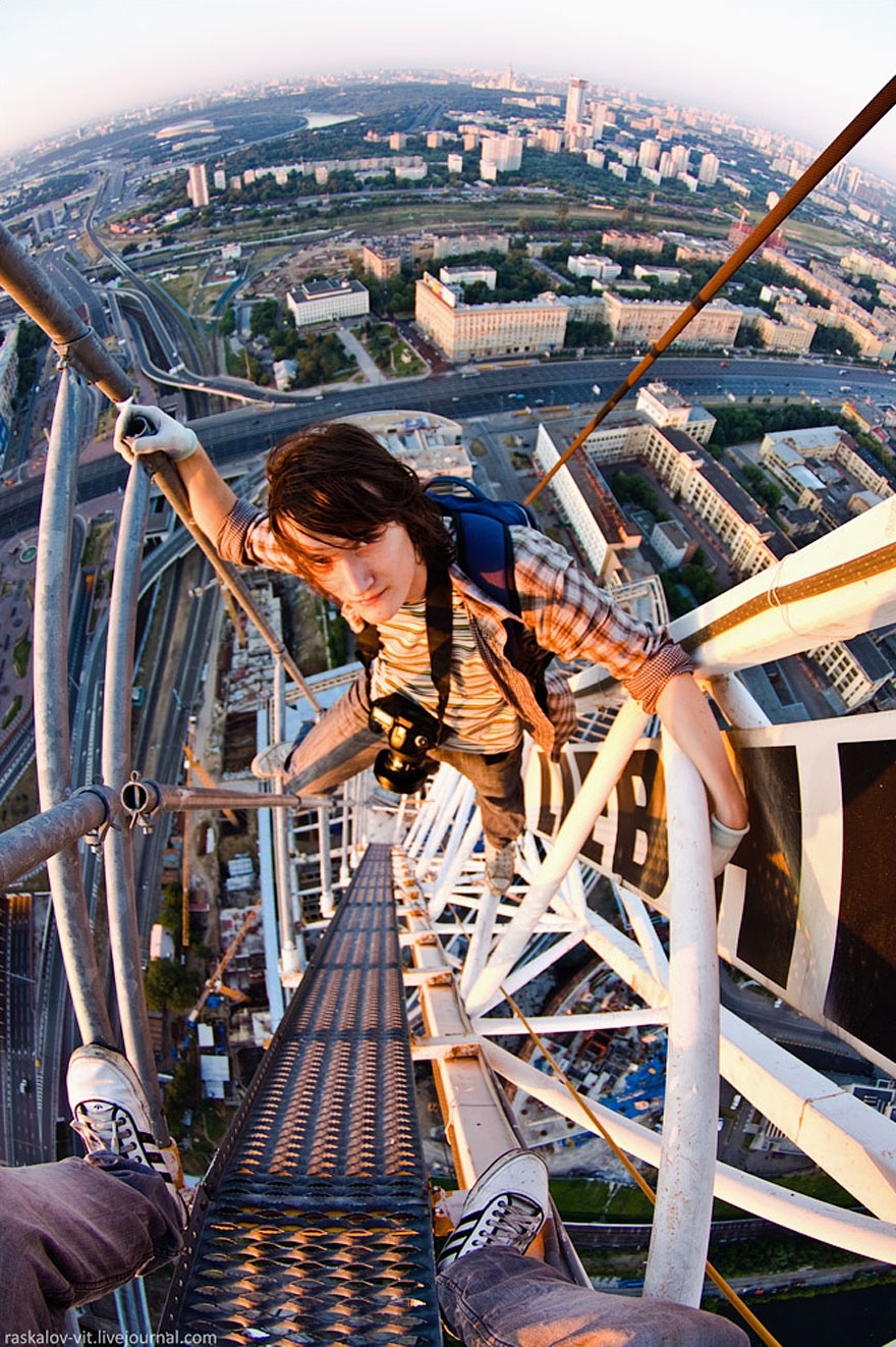 Skywalkers in Russia. Enough to Make your heart pump in your chair