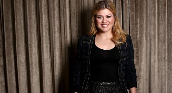 Kelly Clarkson will sing “My Country Tis of Thee”