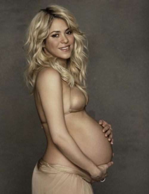 Pregnant Shakira Shows Her Pregnant Belly 