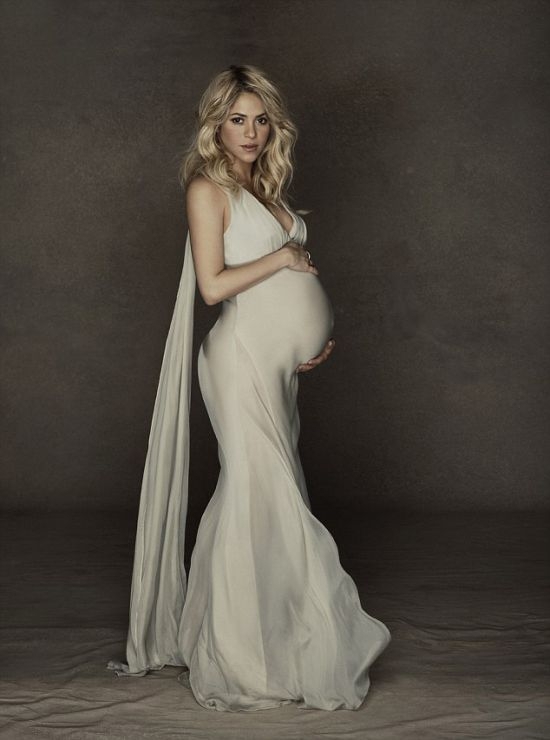 Pregnant Shakira Shows Her Pregnant Belly 