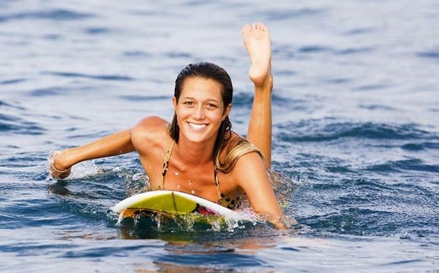 Top 10 Hottest Surfer Girls from Around the World 