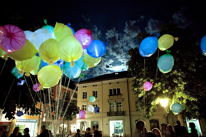 Illuminating Garbage to Raise Awareness About Plastic Bags 