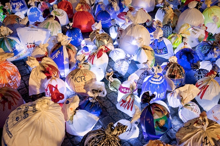 Illuminating Garbage to Raise Awareness About Plastic Bags 