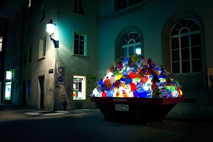 Illuminating Garbage to Raise Awareness About Plastic Bags 