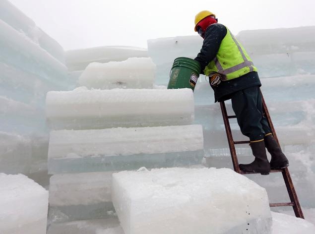 New York inmates help build ice palace in Adirondacks 