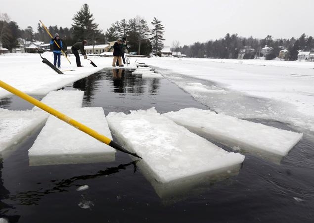 New York inmates help build ice palace in Adirondacks 