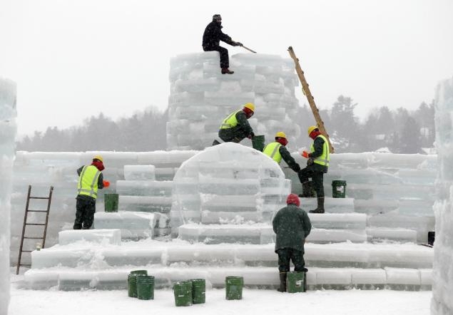 New York inmates help build ice palace in Adirondacks 