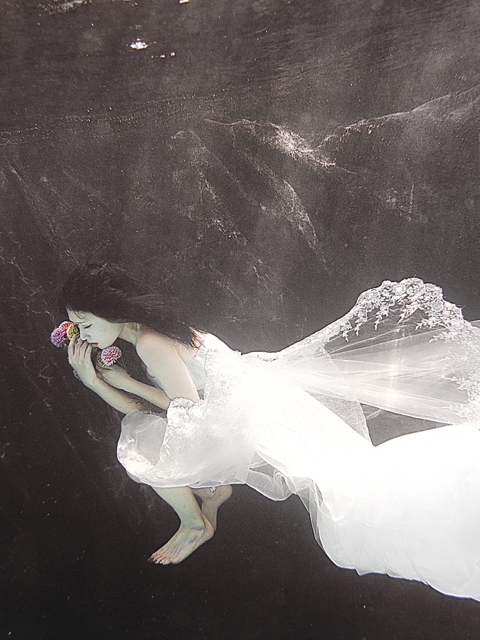 Poetic Photos of a Beautiful Bride Submerged Underwater