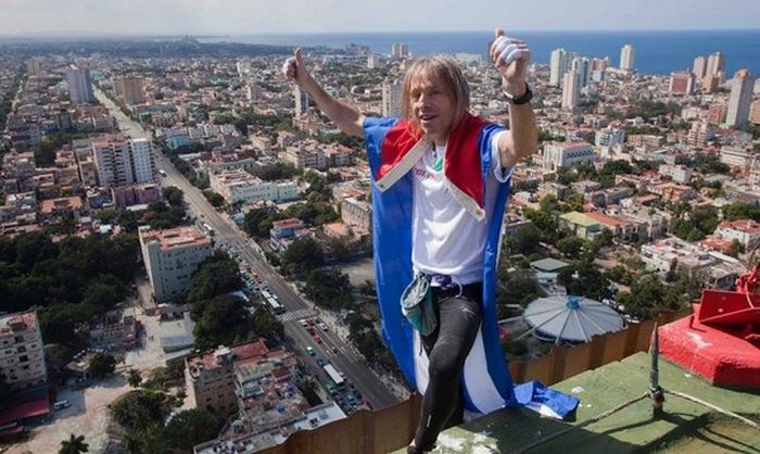 Alain Robert Climbs Cuba's Former Havana Hilton 