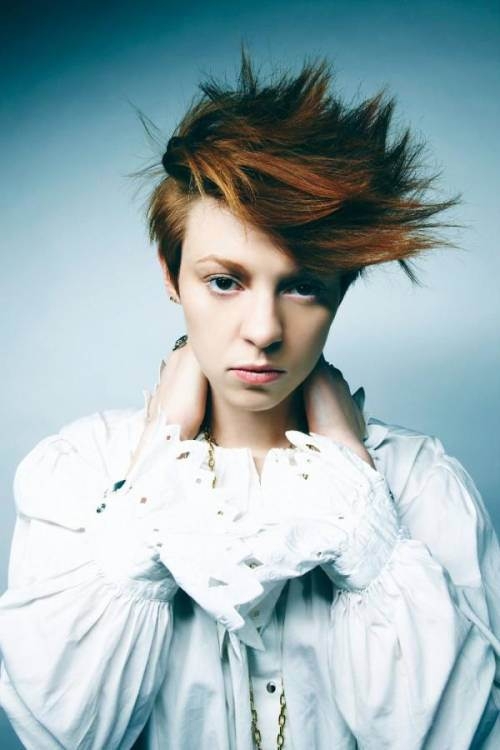 La Roux Is still doing the Weird Hair thing...