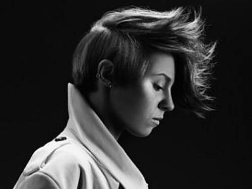 La Roux Is still doing the Weird Hair thing...