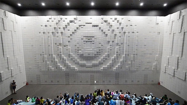 Gigantic & Spectacular Walls Of Morphing Cubes